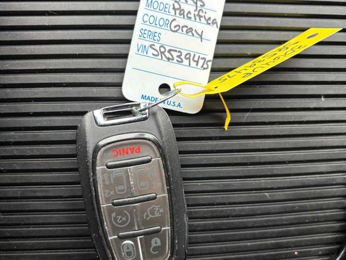Used 2025 Chrysler Pacifica Limited FWD image 34