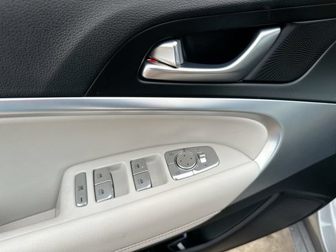 Used 2024 Genesis G70 2.5T RWD image 13