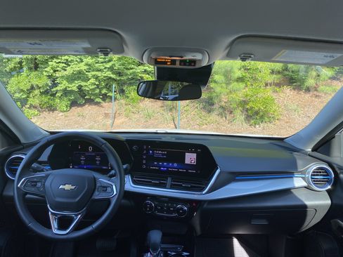 Used 2025 Chevrolet Trax LT w/ LT Convenience Package FWD image 22