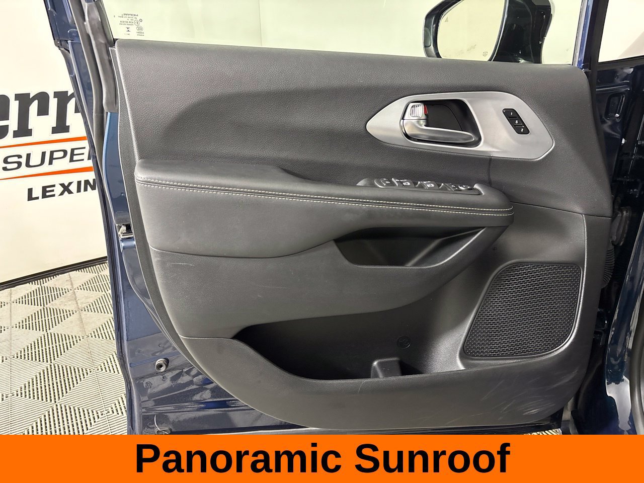 Used 2025 Chrysler Pacifica Limited FWD image 11