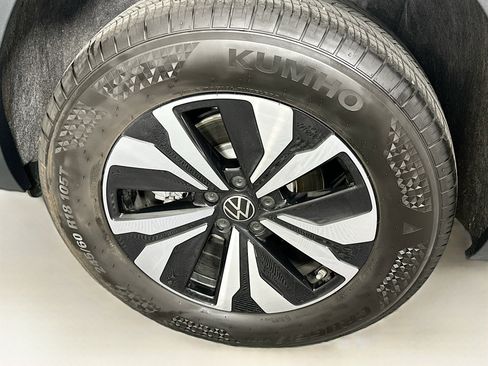 Used 2025 Volkswagen Atlas Cross Sport SE FWD image 11