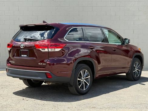 Used 2017 Toyota Highlander XLE w/ Carpet Mat Package AWD/4WD image 8
