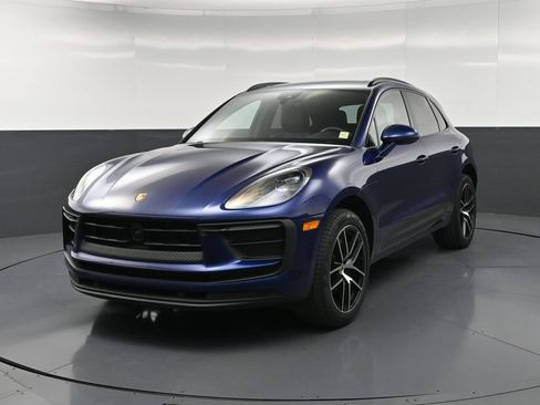 Certified 2022 Porsche Macan AWD/4WD image 6