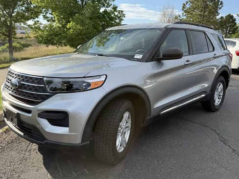 Used 2023 Ford Explorer XLT AWD/4WD image 2