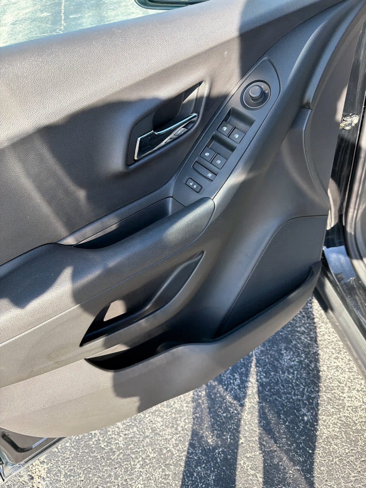 Used 2018 Chevrolet Trax LT w/ Redline Edition FWD image 14