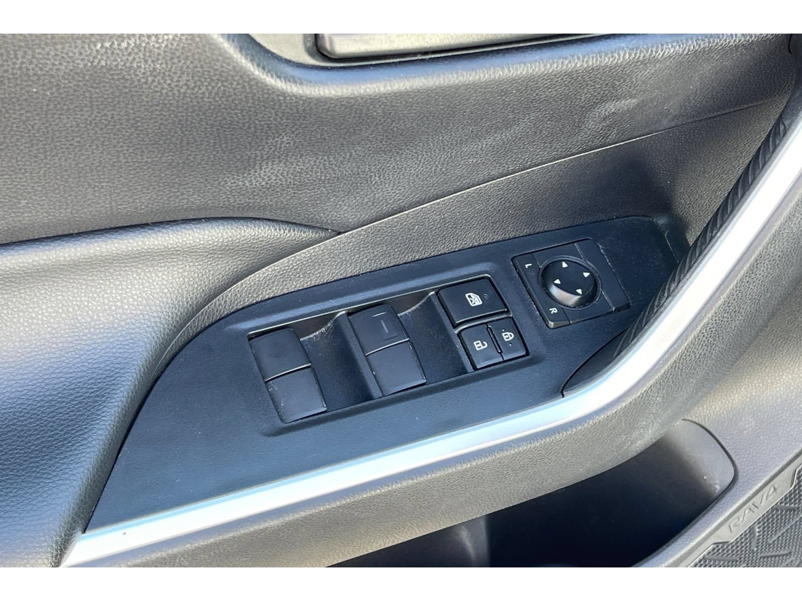 Used 2023 Toyota RAV4 LE AWD/4WD image 13
