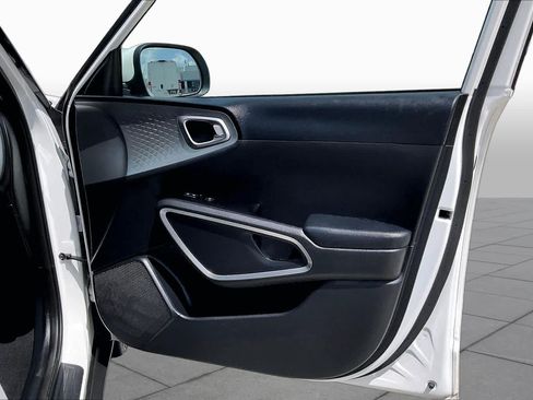 Used 2023 Kia Soul LX w/ LX Technology Package FWD image 22