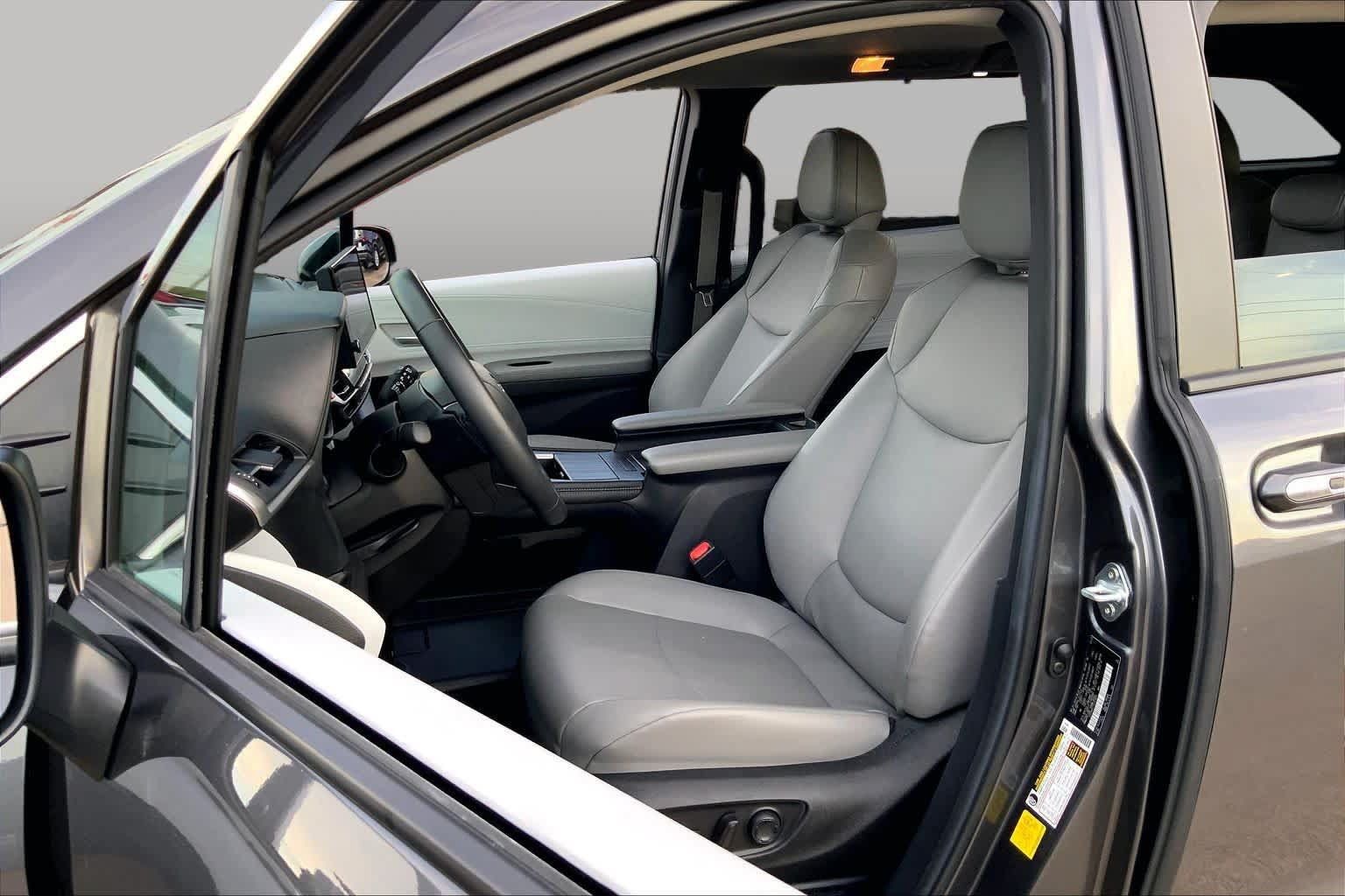 Certified 2025 Toyota Sienna XLE FWD image 8