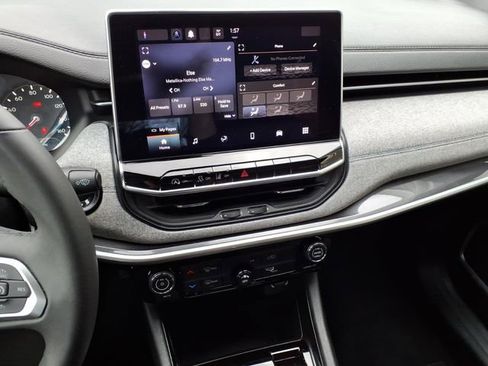 Used 2024 Jeep Compass Latitude image 9