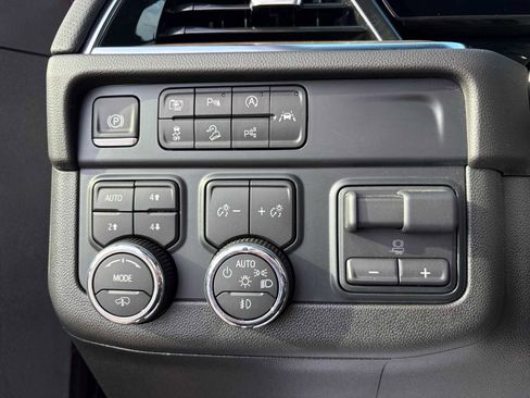 Used 2025 Chevrolet Suburban High Country AWD/4WD image 16