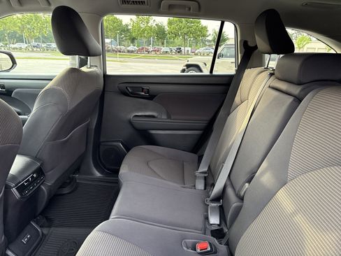 Used 2023 Toyota Highlander LE FWD image 29