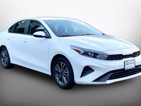 Used 2023 Kia Forte LXS w/ LXS Technology Package FWD image 3