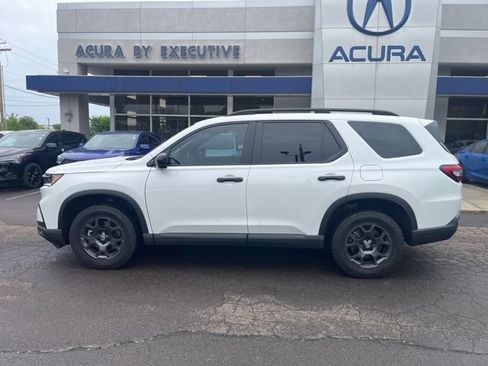 Used 2025 Honda Pilot TrailSport image 5