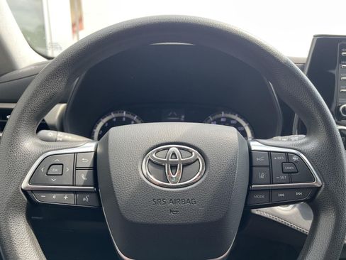 Used 2021 Toyota Highlander L AWD/4WD image 16