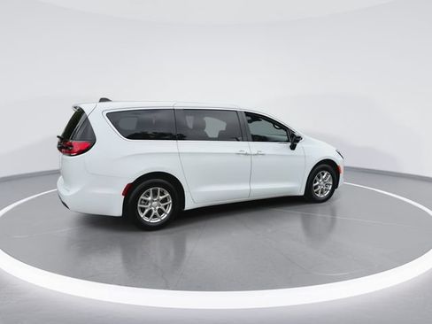 New 2027 Chrysler Pacifica Select FWD image 9