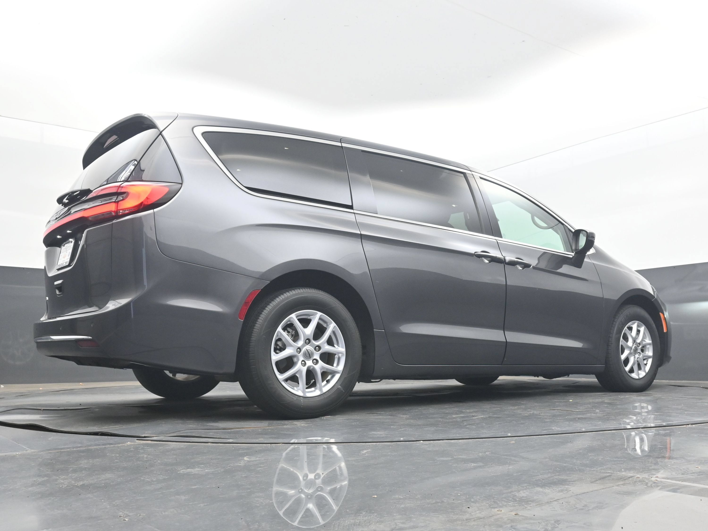 Used 2023 Chrysler Pacifica Touring-L FWD image 30
