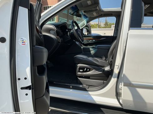 Used 2019 Cadillac Escalade Luxury RWD image 8
