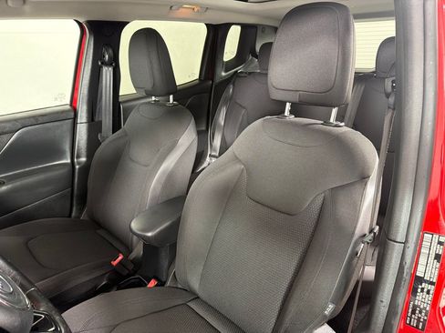 Used 2018 Jeep Renegade Altitude w/ UConnect 8.4 Nav Group AWD/4WD image 13