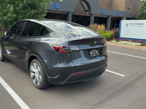 Used 2024 Tesla Model Y Long Range AWD/4WD image 4
