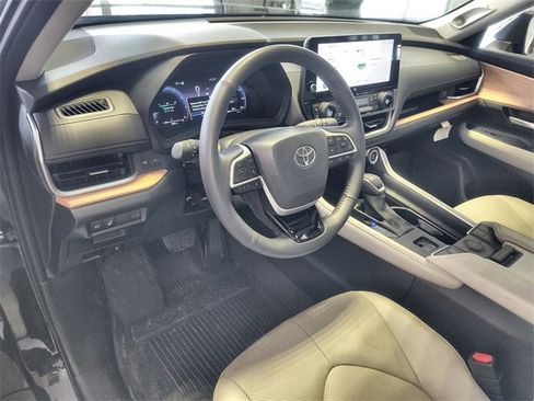 Used 2025 Toyota Grand Highlander Limited image 14