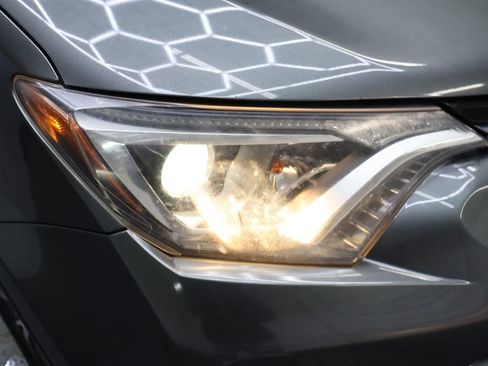 Used 2018 Toyota RAV4 XLE AWD/4WD image 26