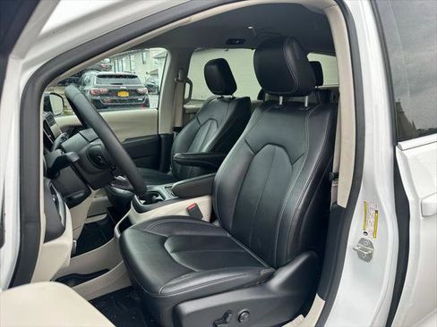 Certified 2024 Chrysler Pacifica Touring-L image 17