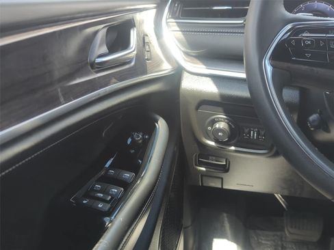 Used 2023 Jeep Grand Cherokee Overland AWD/4WD image 20