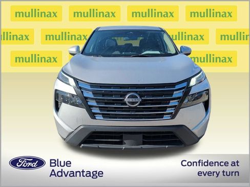 Used 2024 Nissan Rogue SV FWD image 2