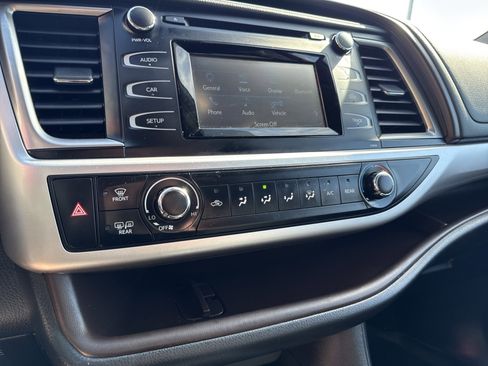 Used 2019 Toyota Highlander LE image 25