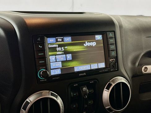 Used 2015 Jeep Wrangler Unlimited Sahara image 13