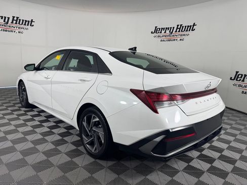 Used 2025 Hyundai Elantra SEL FWD image 9