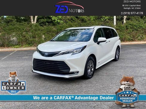 Used 2021 Toyota Sienna XLE image 1