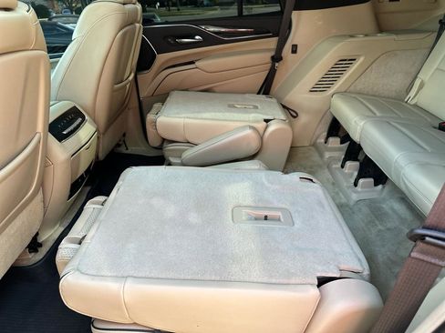 Used 2021 Cadillac Escalade Premium Luxury image 32