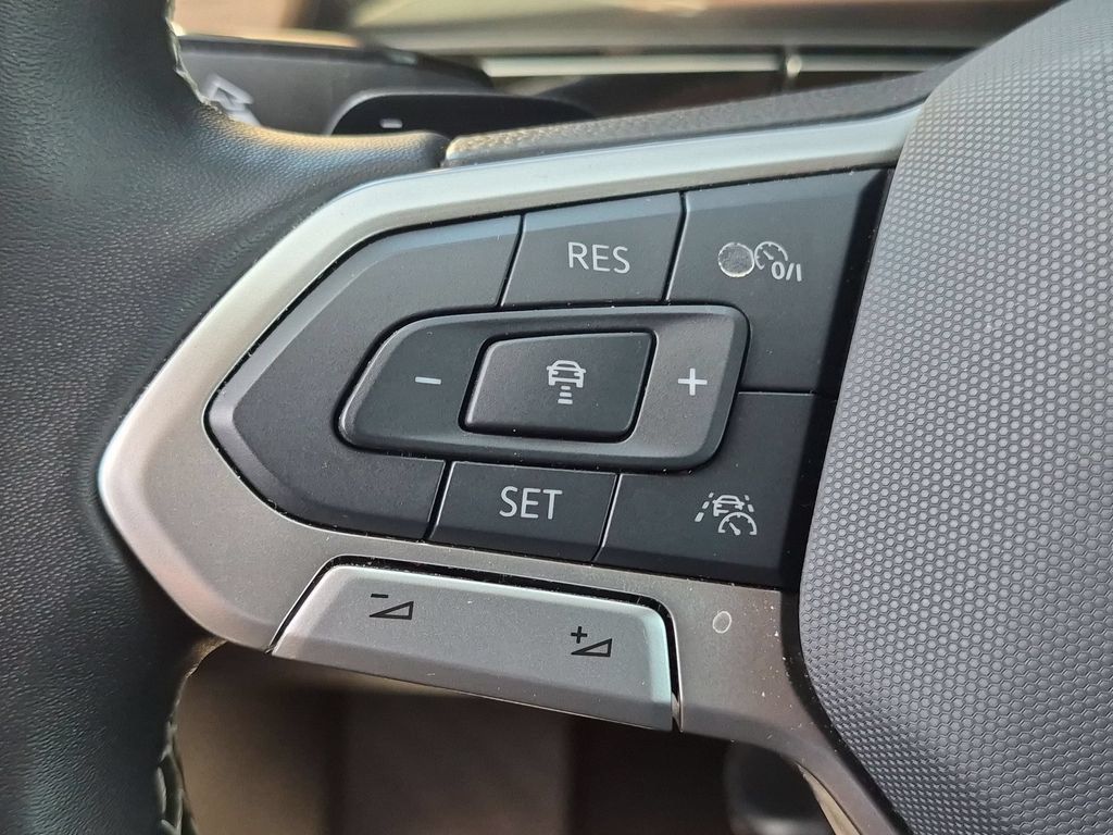 Used 2025 Volkswagen Atlas SE FWD image 21