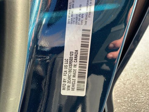 Used 2025 Chrysler Pacifica Select image 32