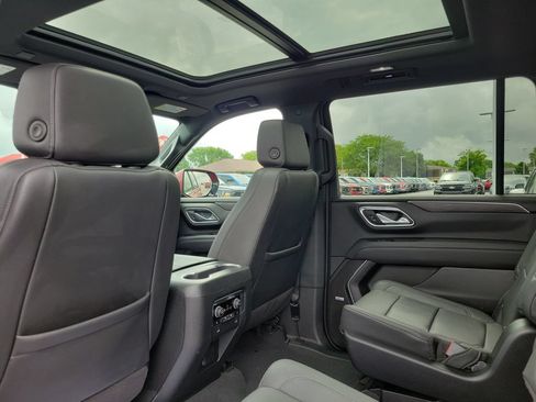 Used 2024 Chevrolet Suburban LT w/ Luxury Package AWD/4WD image 16