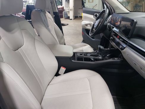 Used 2025 Kia Sorento S FWD image 10