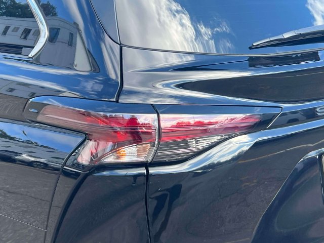 Used 2025 Toyota Sienna XLE FWD image 13