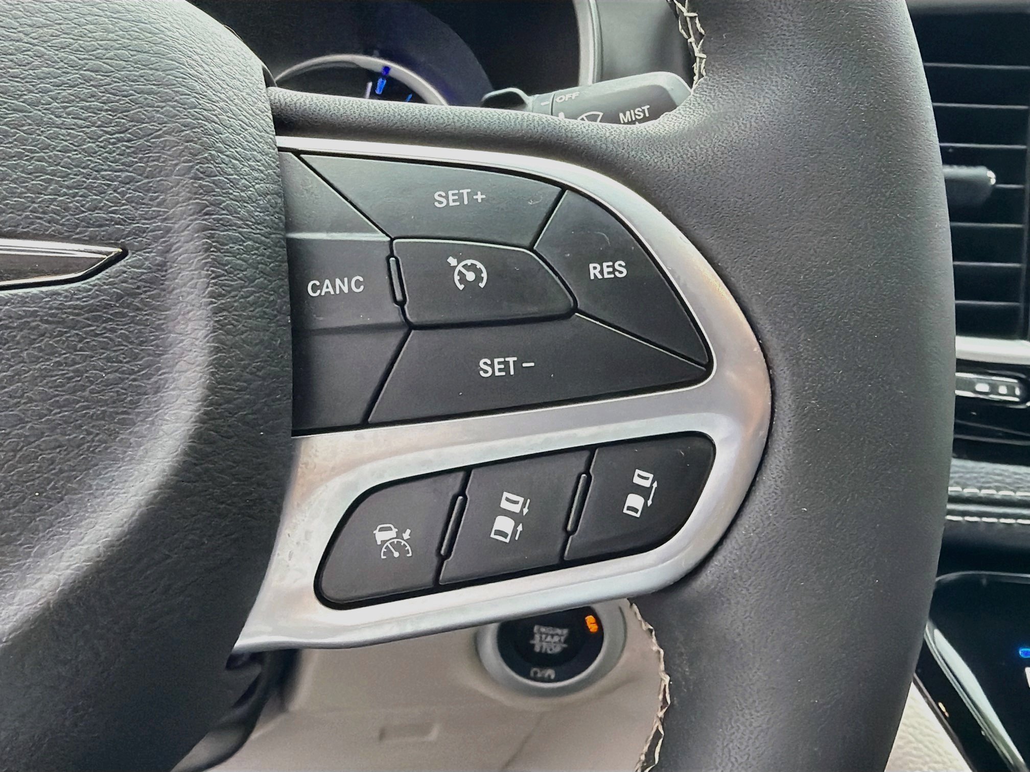 Used 2024 Chrysler Pacifica Limited FWD image 37