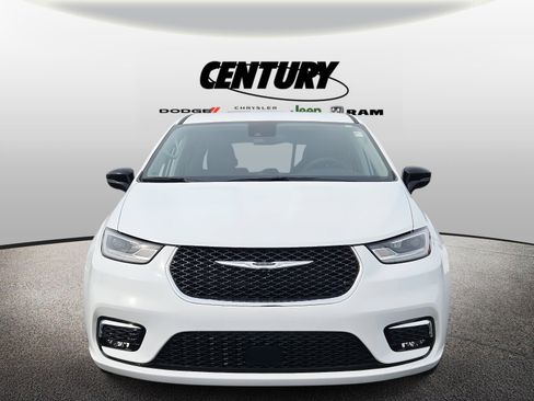 Used 2024 Chrysler Pacifica Touring-L image 9