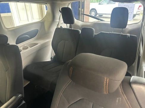 Used 2017 Chrysler Pacifica LX FWD image 13