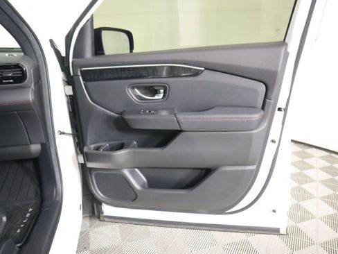 Used 2025 Honda Pilot Black Edition image 25