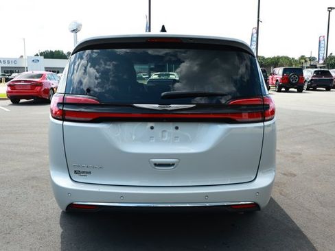 Used 2024 Chrysler Pacifica Touring-L FWD image 7