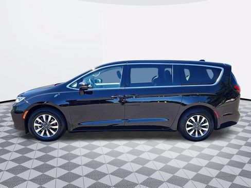 Used 2024 Chrysler Pacifica Limited FWD image 3