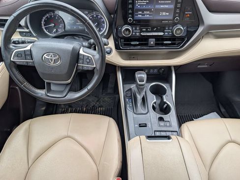 Used 2022 Toyota Highlander XLE FWD image 8