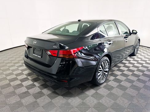 Used 2024 Nissan Altima 2.5 SV FWD image 3