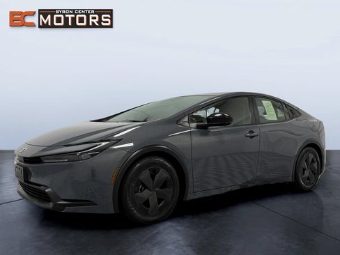 Used 2023 Toyota Prius LE FWD image 3