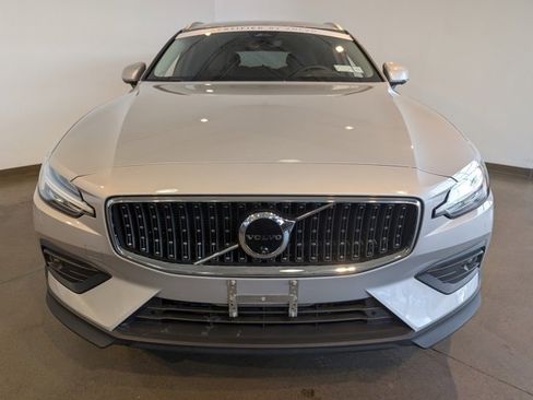 Used 2025 Volvo V60 B5 Cross Country Plus image 2