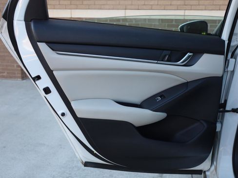 Used 2018 Honda Accord EX image 18