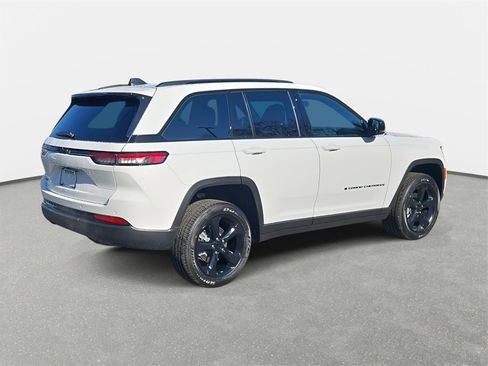 New 2025 Jeep Grand Cherokee Altitude image 5